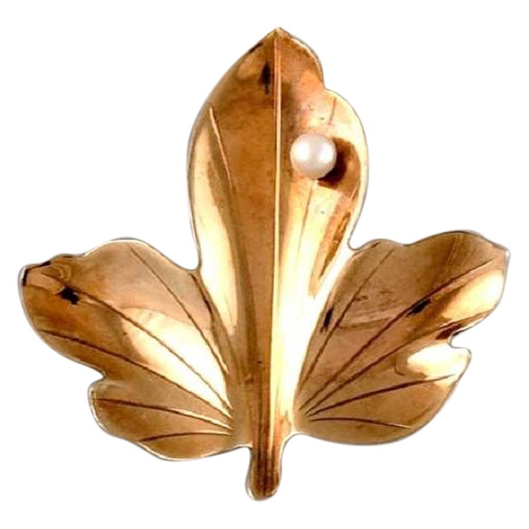 Skandinavischer Juwelier, blattförmige Brosche aus 14 Karat Gold mit Zuchtperle im Angebot