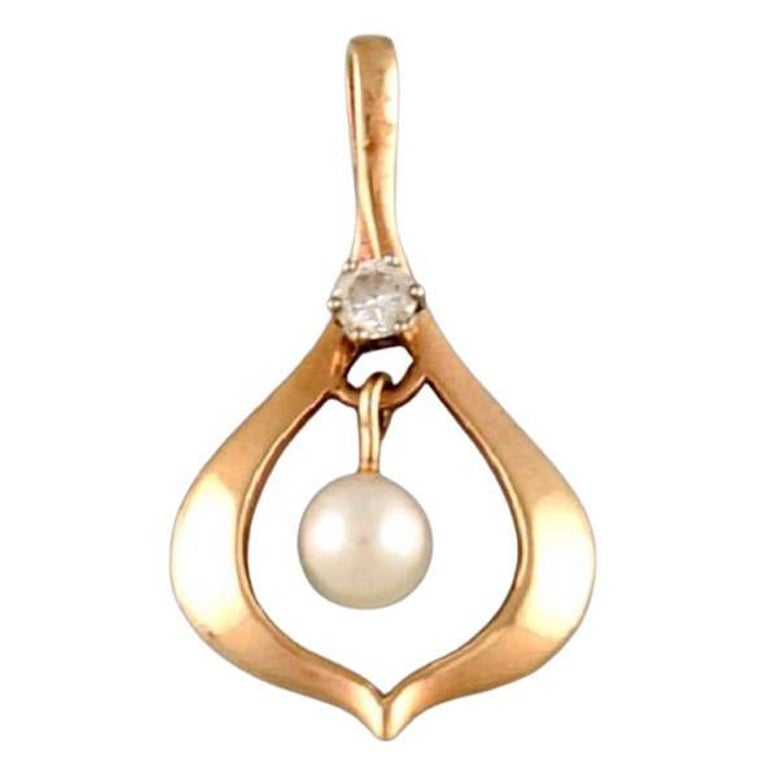 Scandinavian Jeweller, Classic Pendant in 14 Carat Gold with Cultured Pearl For Sale