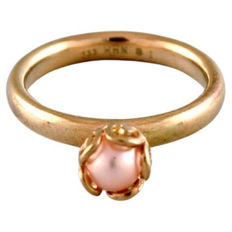 Scandinavian Jeweler, Vintage Ring in 8 Carat Gold Adorned with Cultured Pearl