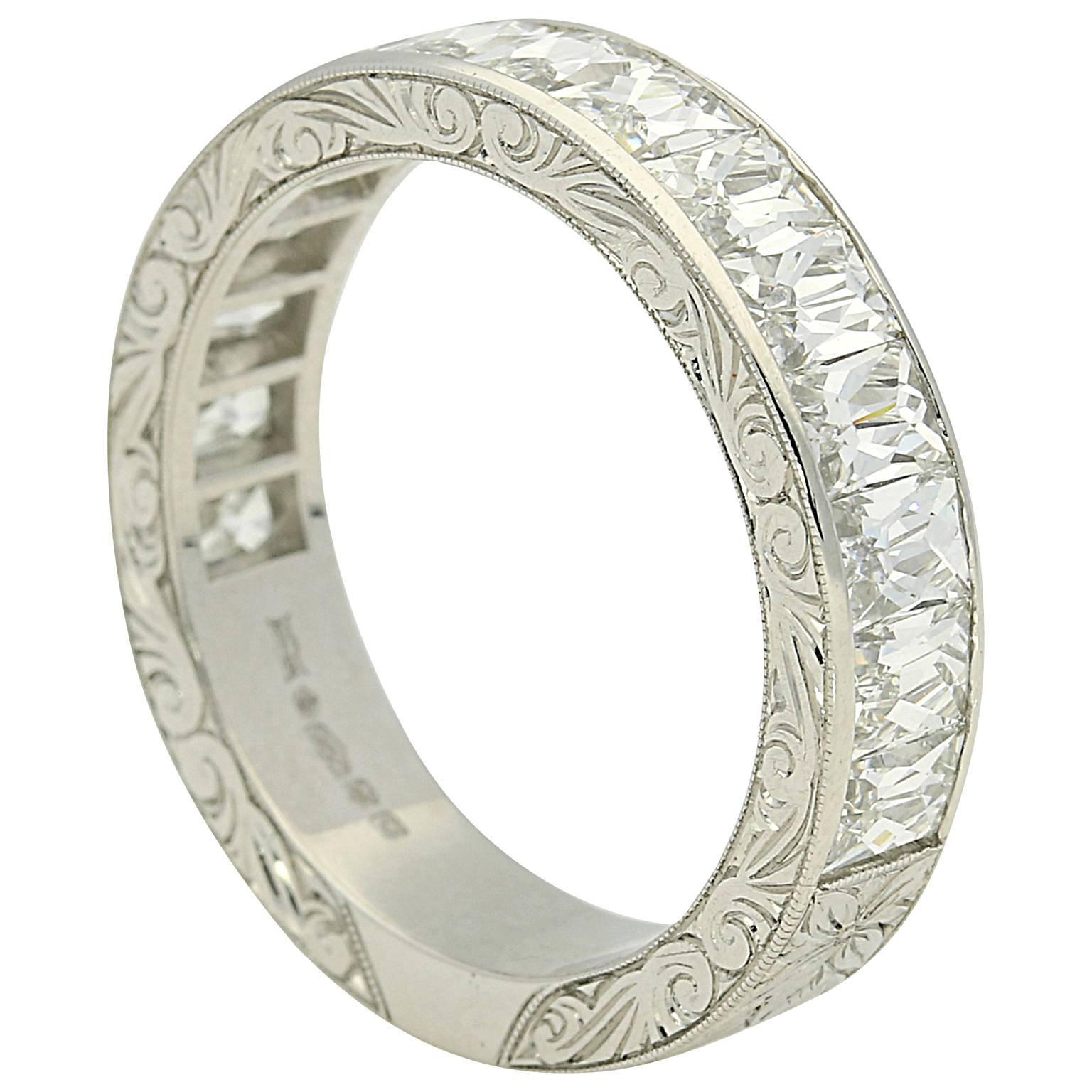 "Nord-Süd" Diamant im französischen Schliff Fein gravierter Platin-Ewigkeitsring