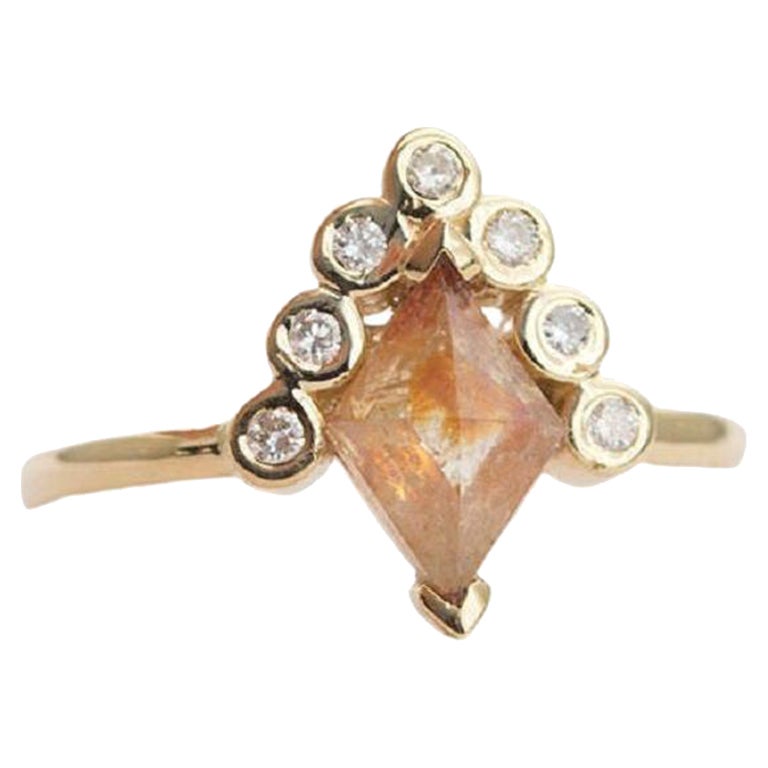 Bague de fiançailles en or jaune 14 carats avec diamant rose en forme de cerf-volant et demi-halo en corail en vente