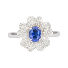 Bague en or blanc 18 carats avec saphir bleu tournesol et halo de fleurs en diamants et pétales