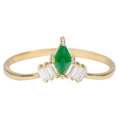 Dainty Kite Shape Emerald with Baguette Diamond Curve Ring 18K Yellow Gold