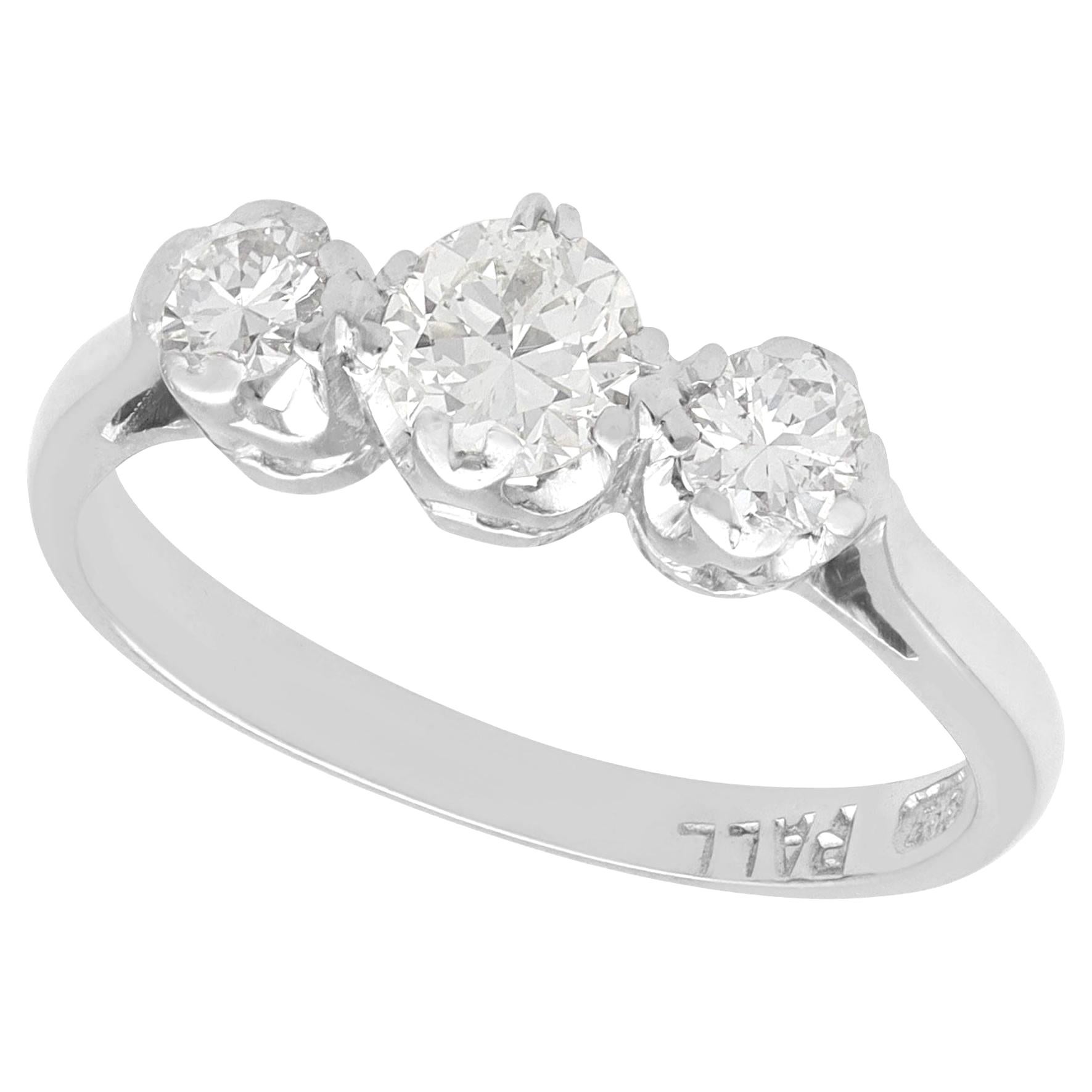 Anillo trilogía antiguo de diamantes de 0,78 quilates y oro blanco de 18 quilates
