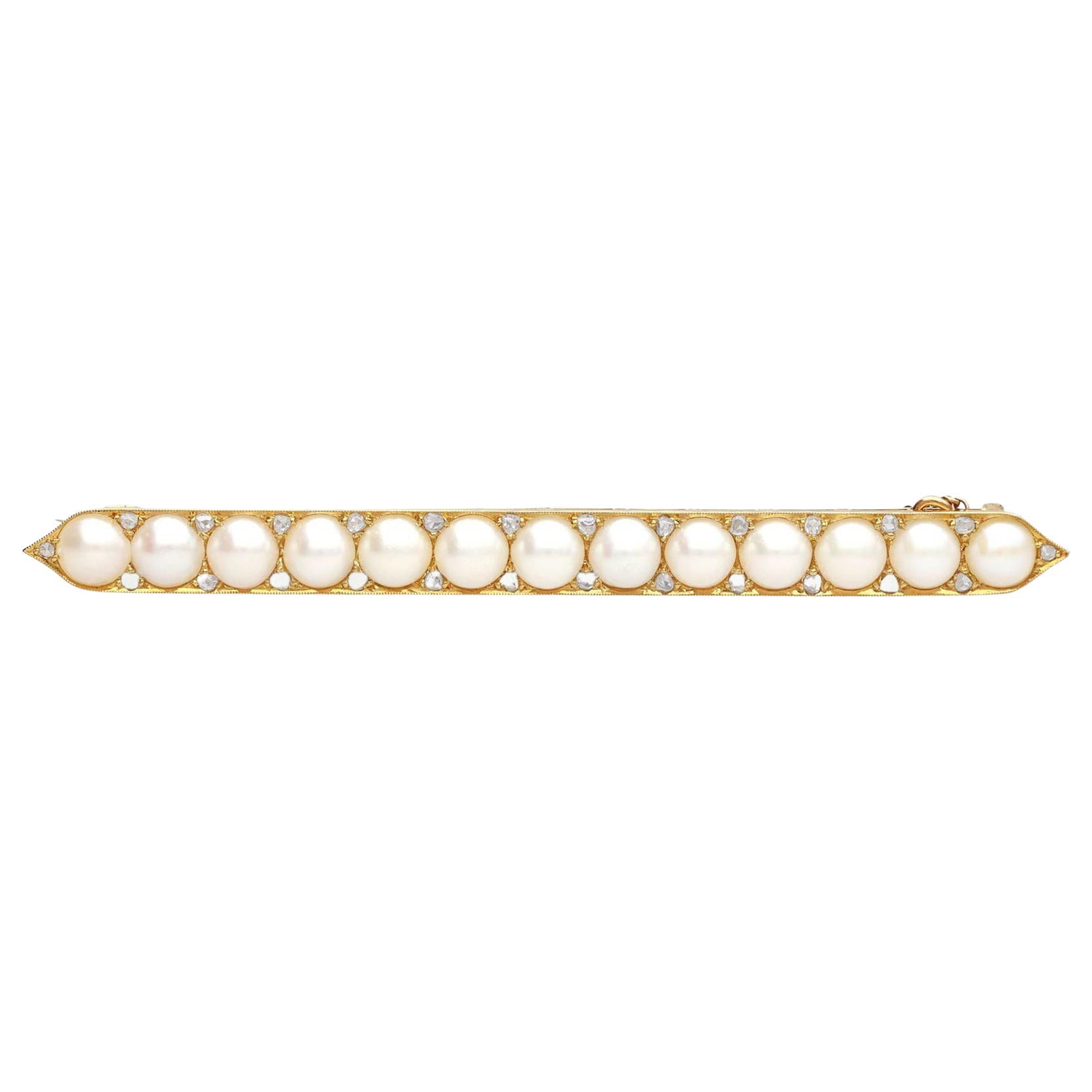 Antiguo broche de barra de oro amarillo de 18 quilates con perlas naturales y diamantes, circa 1880