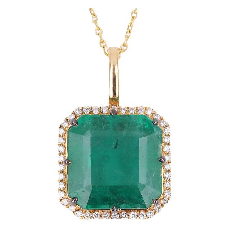 7,53tcw 18K Smaragd-Emerald-Schliff & Diamant-Halo-Anhänger mit Smaragdschliff im Angebot