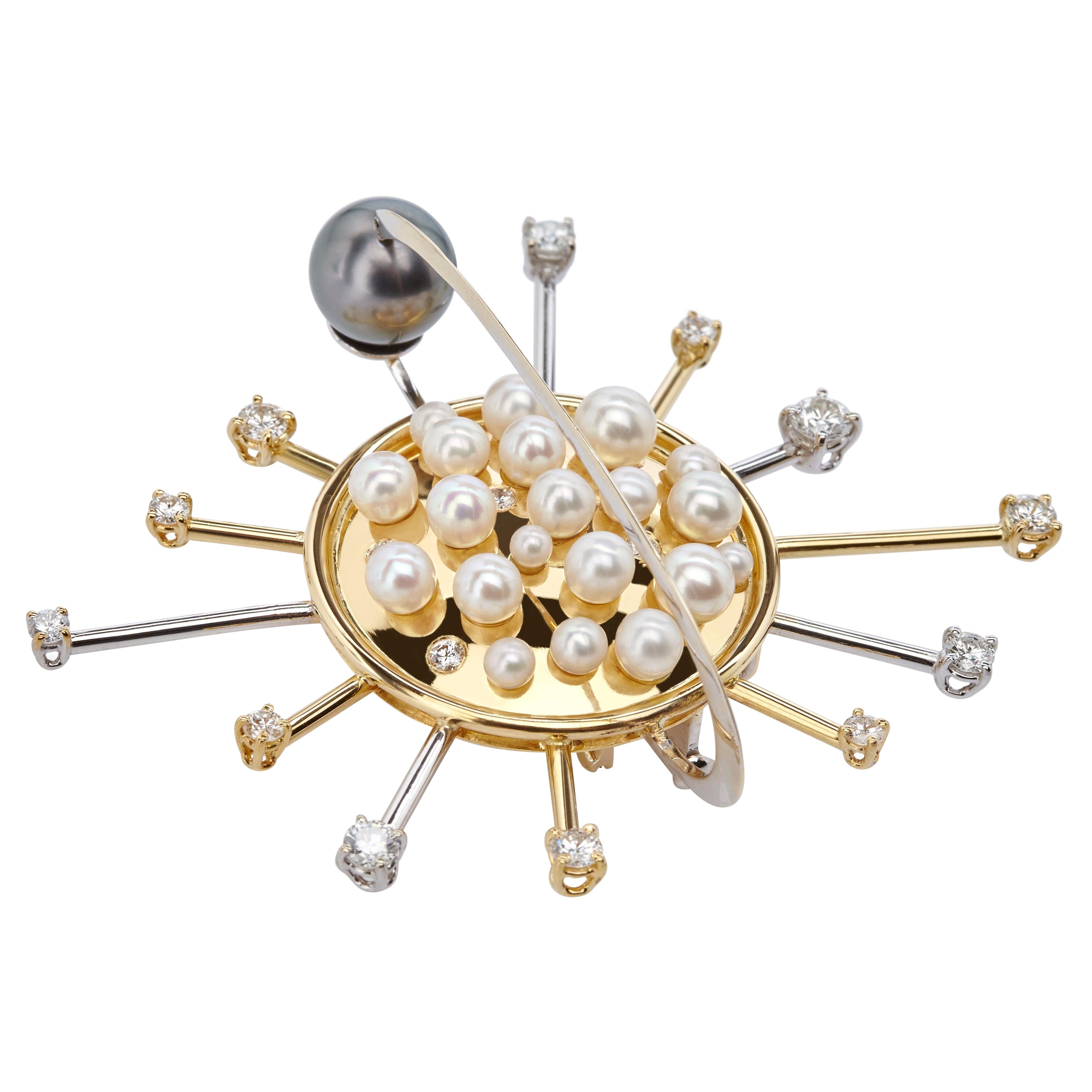 Collier brochure rond de forme planétaire rayonnante en or 18 carats avec perles et diamants en vente