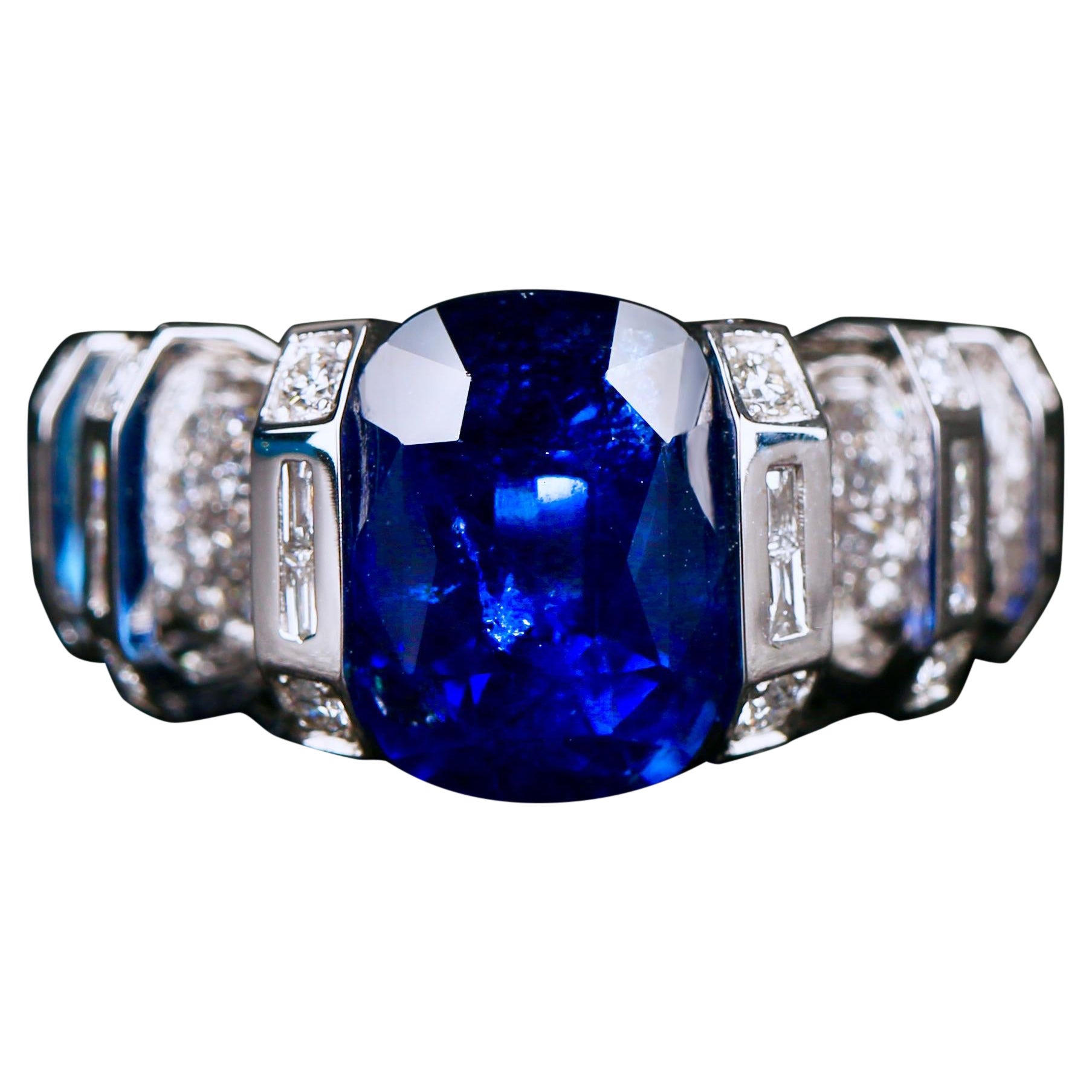 Bague en or blanc 18 carats avec saphir bleu émeraude et diamants en vente