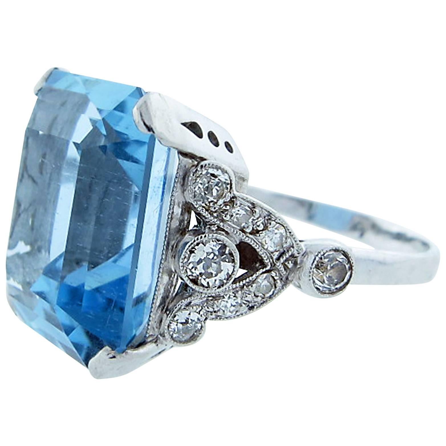 Tasteful Art Deco Aquamarine Diamond Platinum Ring For Sale