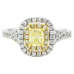 Bague à double halo de diamants jaunes taille coussin en or blanc 18 carats serti de pierres en pavé