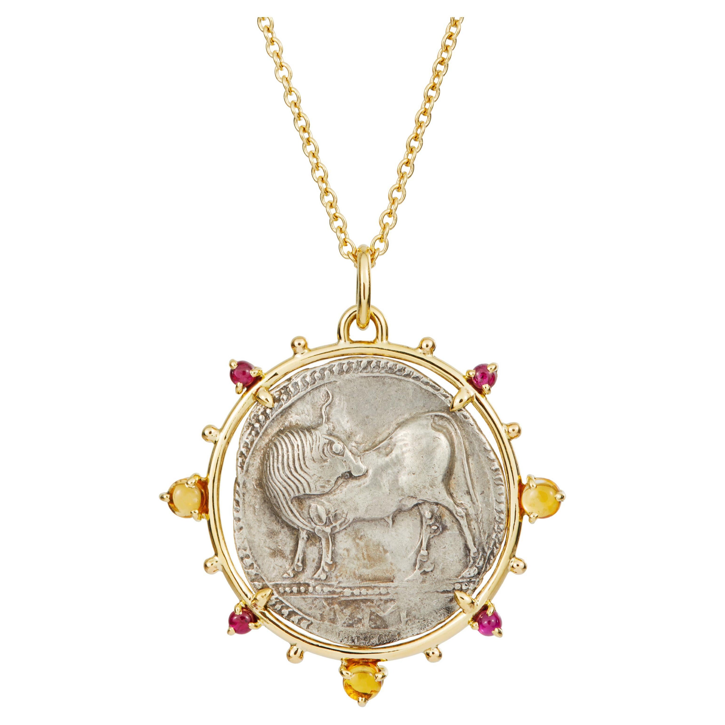 Médaillon en argent 18 carats avec rubis et citrine cabochon, ancienne pièce de monnaie Bull en vente