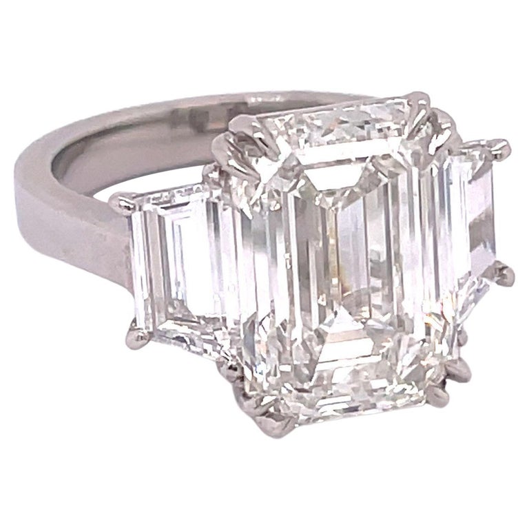 Bague de fiançailles à trois pierres avec diamant taille émeraude certifié  GIA de 7,41 carats En vente sur 1stDibs