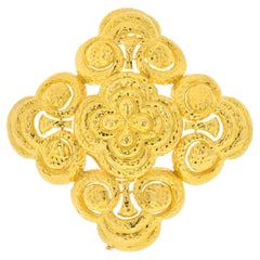 David Webb Broche pendentif grande croix de Malte en or jaune 18 carats avec finition martelée