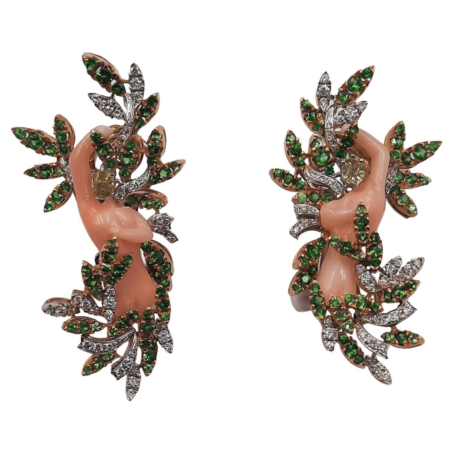 Boucles d'oreilles en or 18 carats avec tsavorite, corail rose, diamant blanc et brun brillant