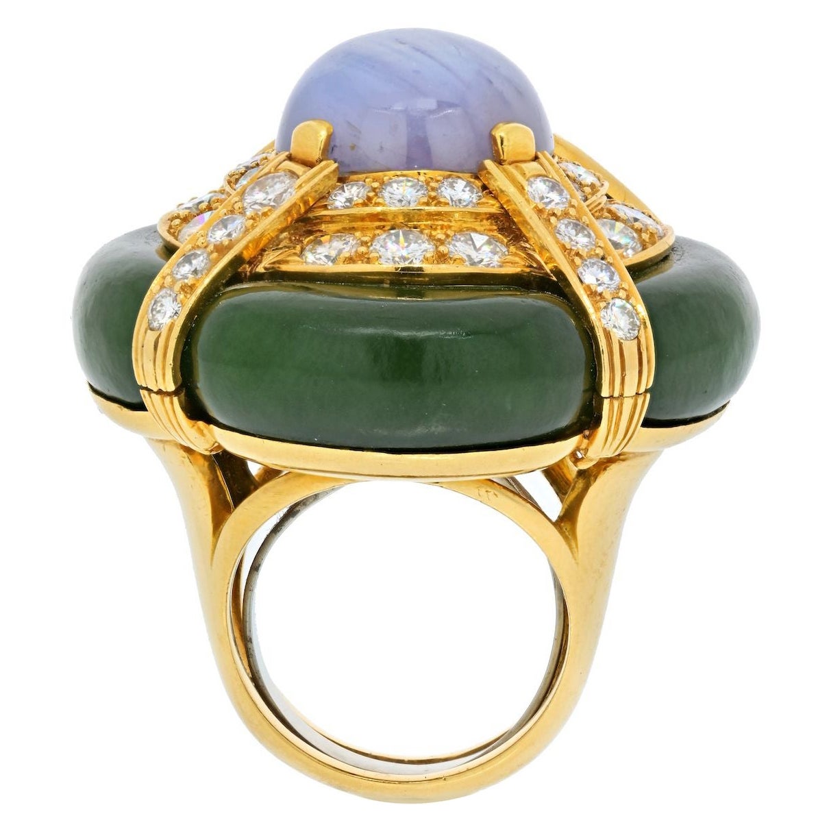 A very impressive ring, just like everything in our closet, this stunning David Webb ring features an oval-shaped star sapphire double cabochon measuring 16.35 x 14.75 mm and weighing approximately 25.00 carats, enhanced by full-cut diamonds