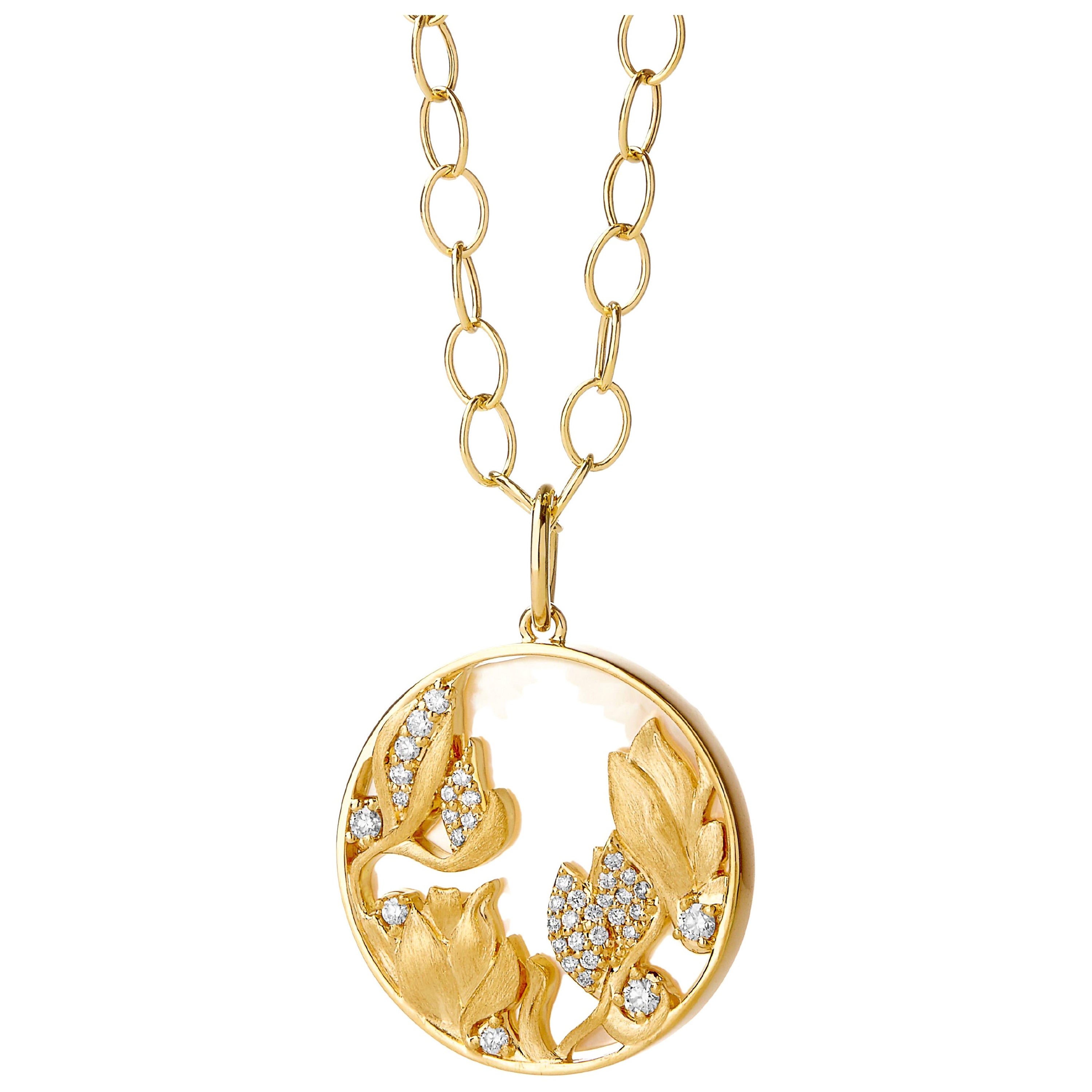 Pendentif Syna Magnolia en or jaune avec nacre et diamants en vente