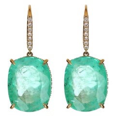 Pendientes colgantes de esmeralda colombiana y diamantes de 18 quilates y 25,70 tcw
