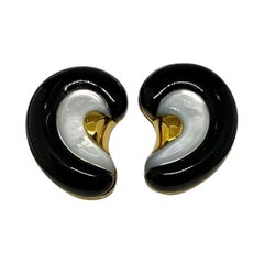 Retro Shell-Shaped Yellow Gold Earrings in Black Onyx with White Mother-of-Pearl
