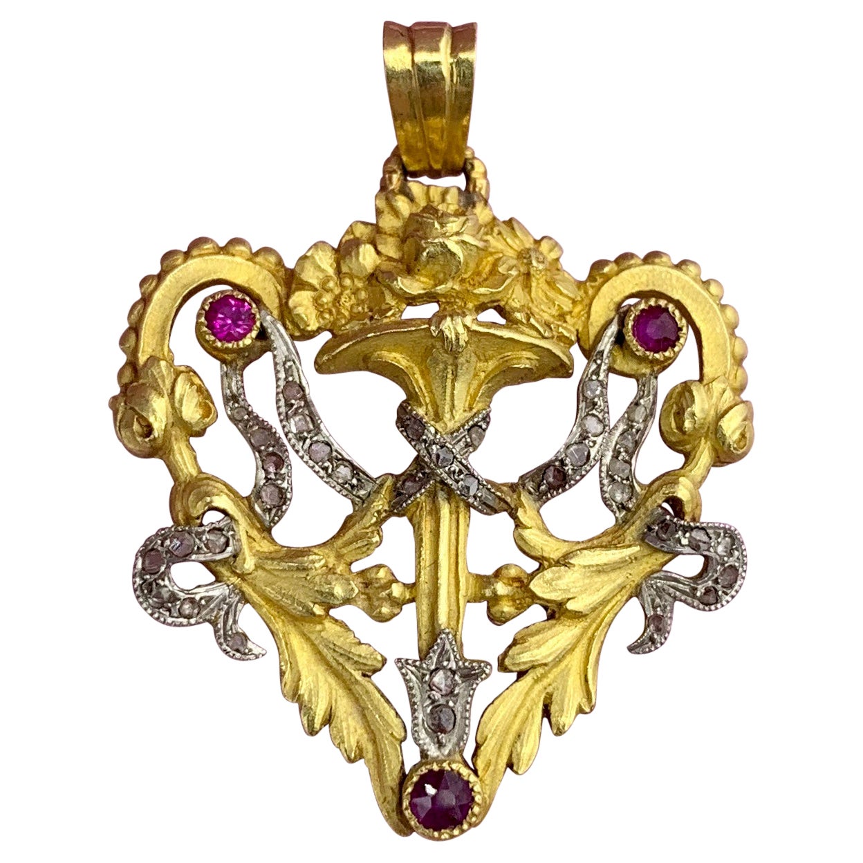 Pendentif français Belle Époque en forme de cœur en or 18 carats avec diamants taille rose et rubis