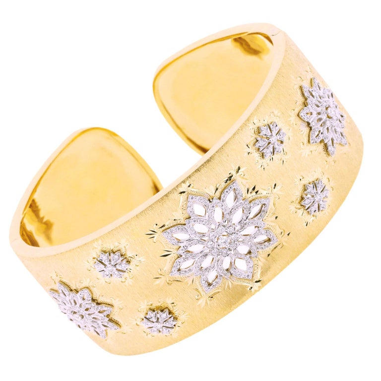 Bracelet manchette d'art ajouré en or 18 carats avec calliopée et diamants,  finition florentine En vente sur 1stDibs