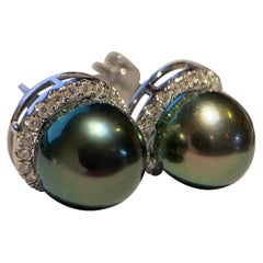 Boucles d'oreilles Eostre en or 18 carats avec perle de Tahiti de couleur vert paon et diamants noirs