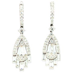 Pendants d'oreilles pendants en or blanc avec diamants baguettes et ronds de 2,56 carats au total 