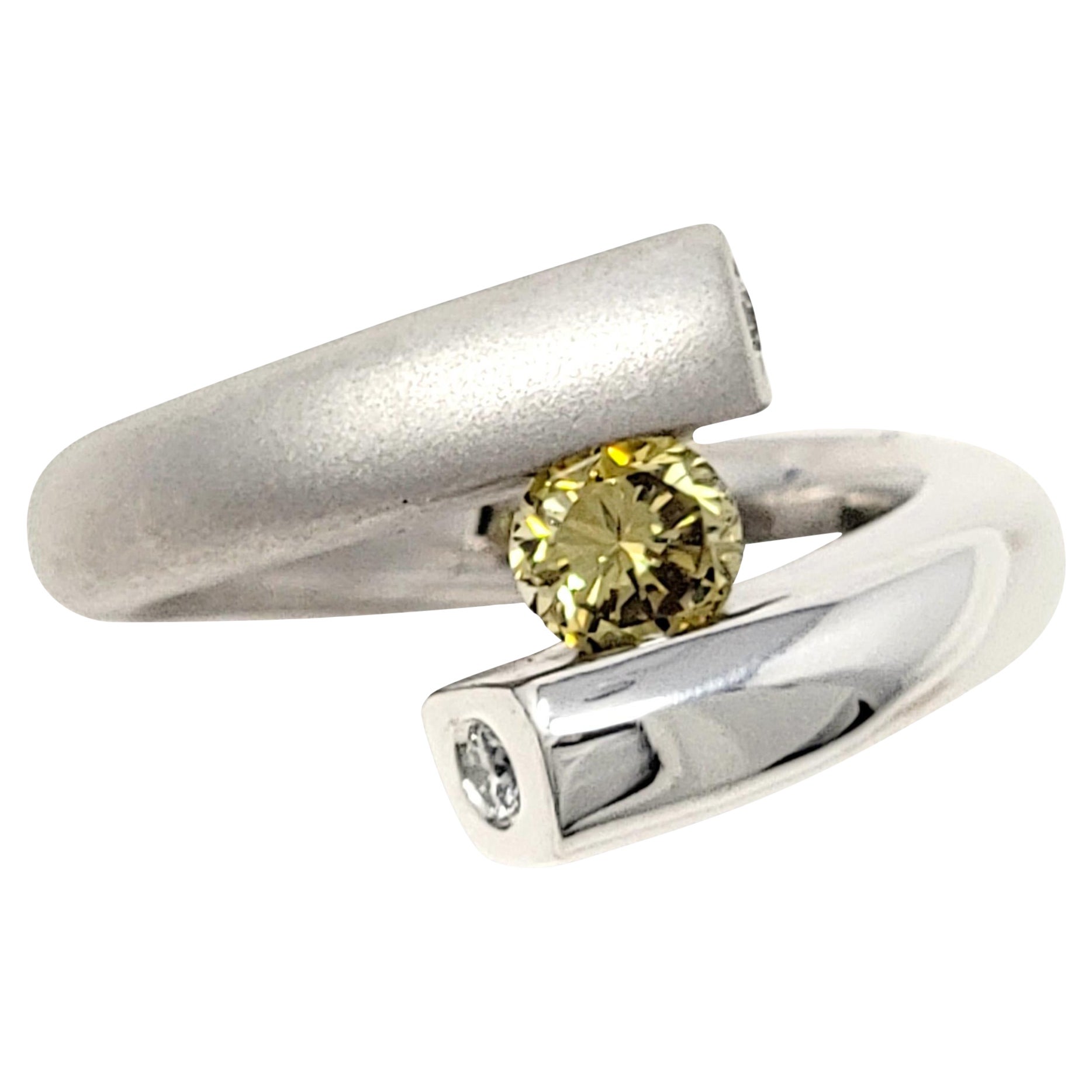 Gelber Abaci Bypass-Ring mit gelben und weißen Diamanten 14 Karat im Angebot