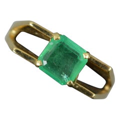 Striking 14 Carat Gold and Emerald Solitaire Ring