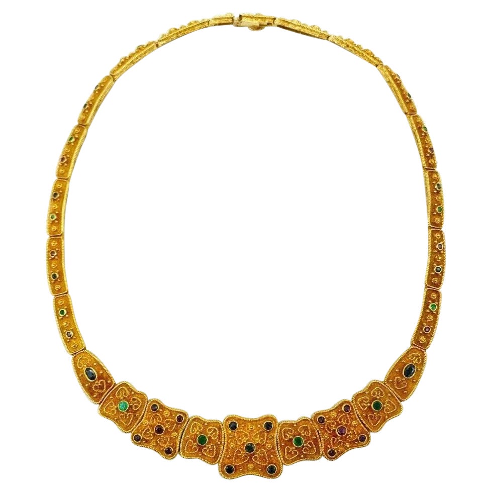 Collier vintage en or jaune texturé et pierres précieuses avec collier en vente