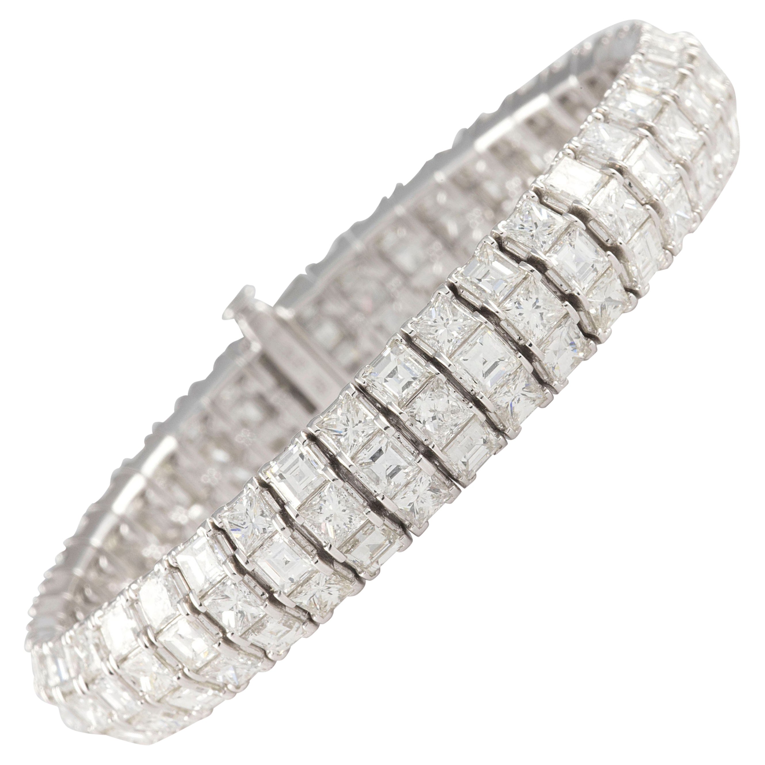 Bracelet à maillons en or blanc 18 carats à trois rangées de diamants taillés en princesse et taillés en couronne