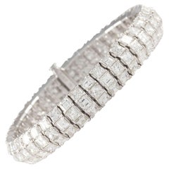 Bracelet à maillons en or blanc 18 carats à trois rangées de diamants taillés en princesse et taillés en couronne