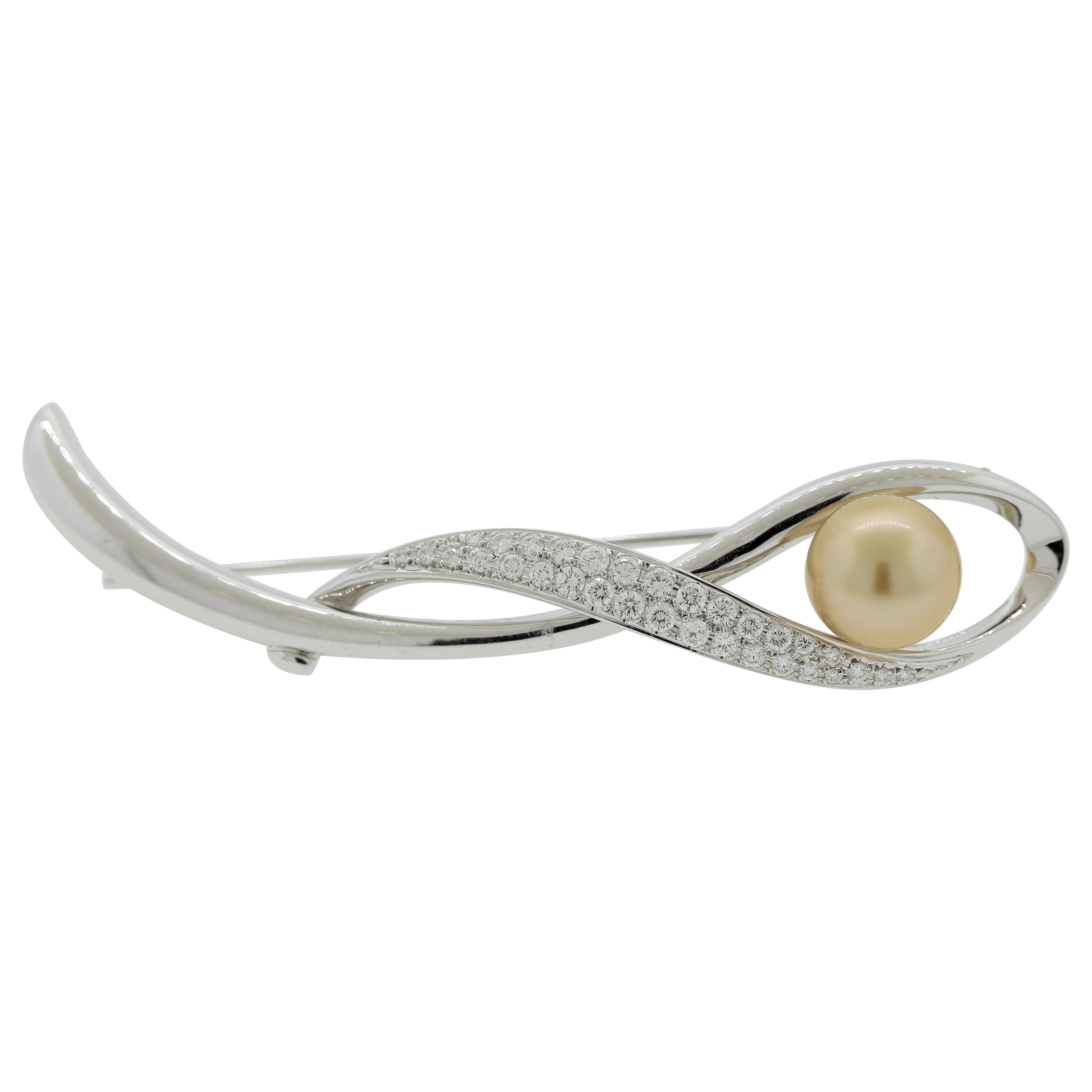 Mikimoto Diamant-Brosche aus Südsee-Gold mit Perle im Angebot