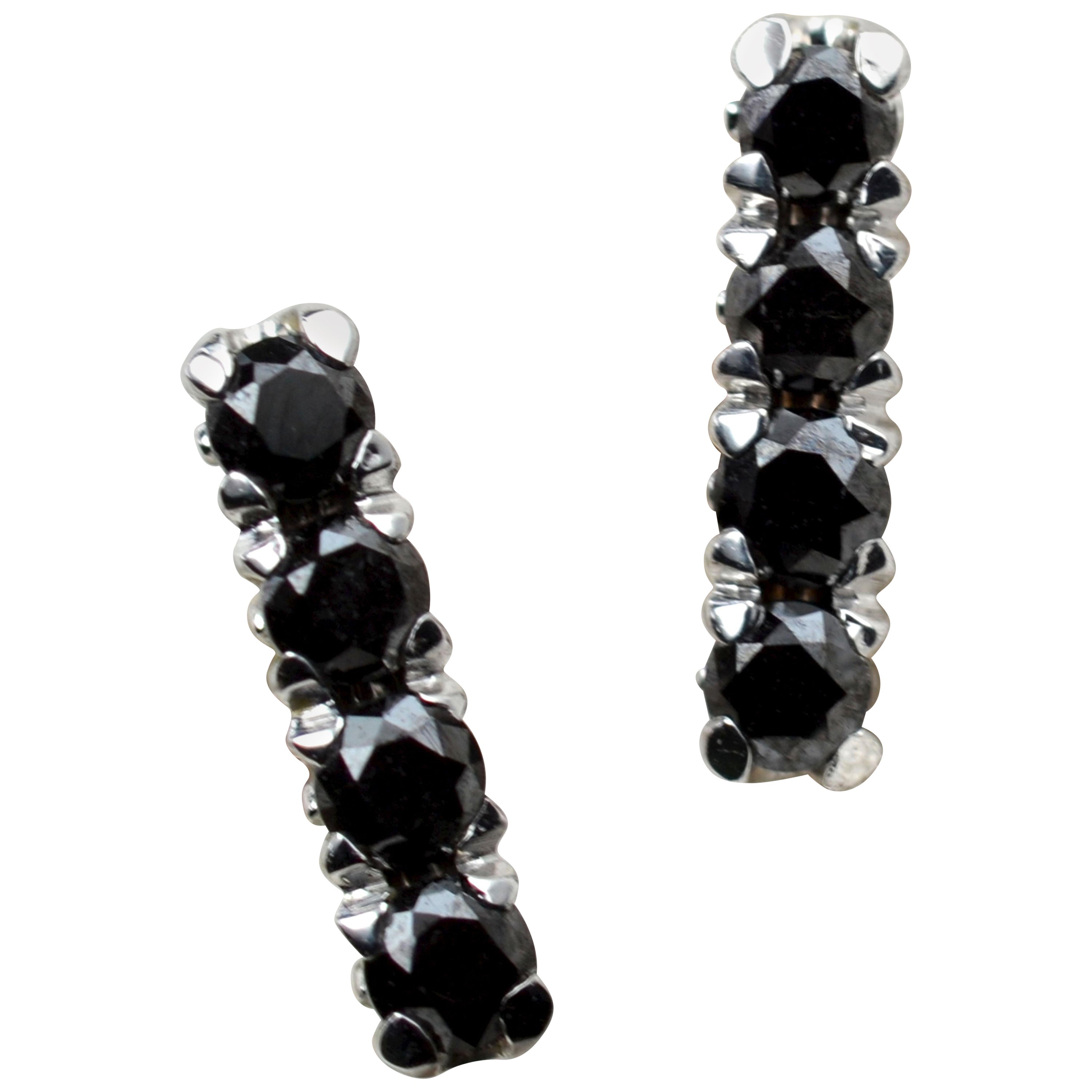 Clous d'oreilles en or blanc 18 carats et diamants noirs