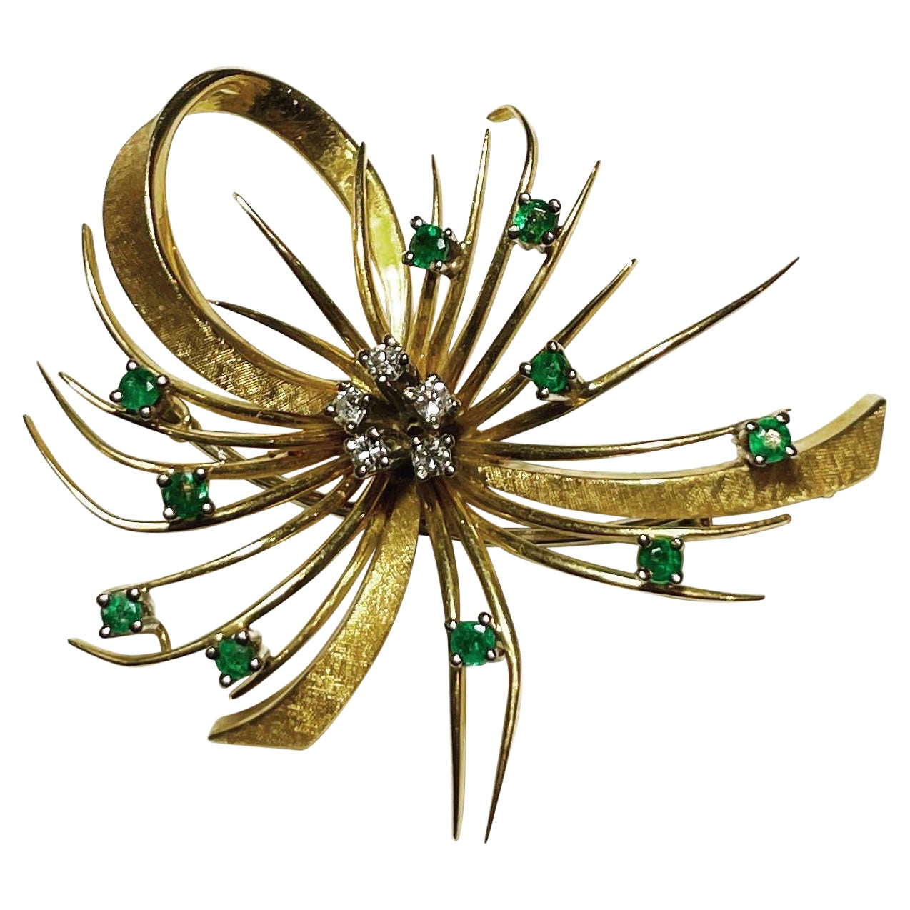 Stilisierte Bandbrosche aus 18 Karat Gelbgold mit Diamanten und Smaragden in Nuancen, 1950er Jahre