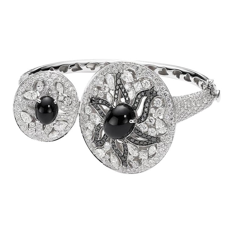 Armreif mit weißen und weißen Diamanten und Onxy-Diamanten