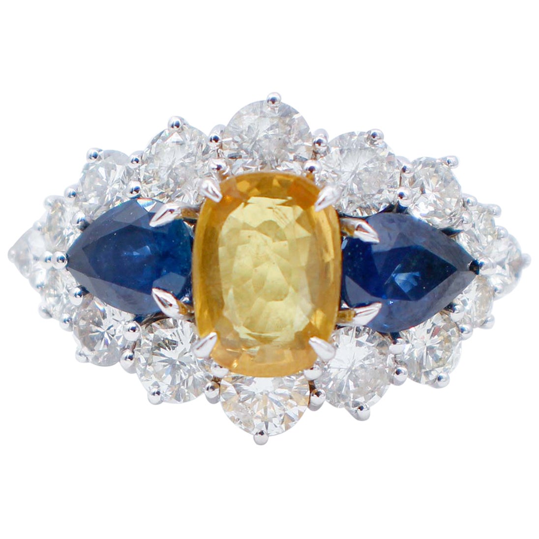 Bague Retrò en or blanc 14 carats, saphirs bleus et jaunes, diamants en vente