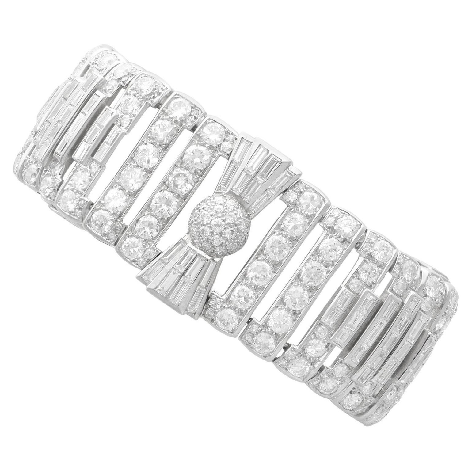 Bracelet Art déco français en or blanc 18 carats et diamants 29,42 carats