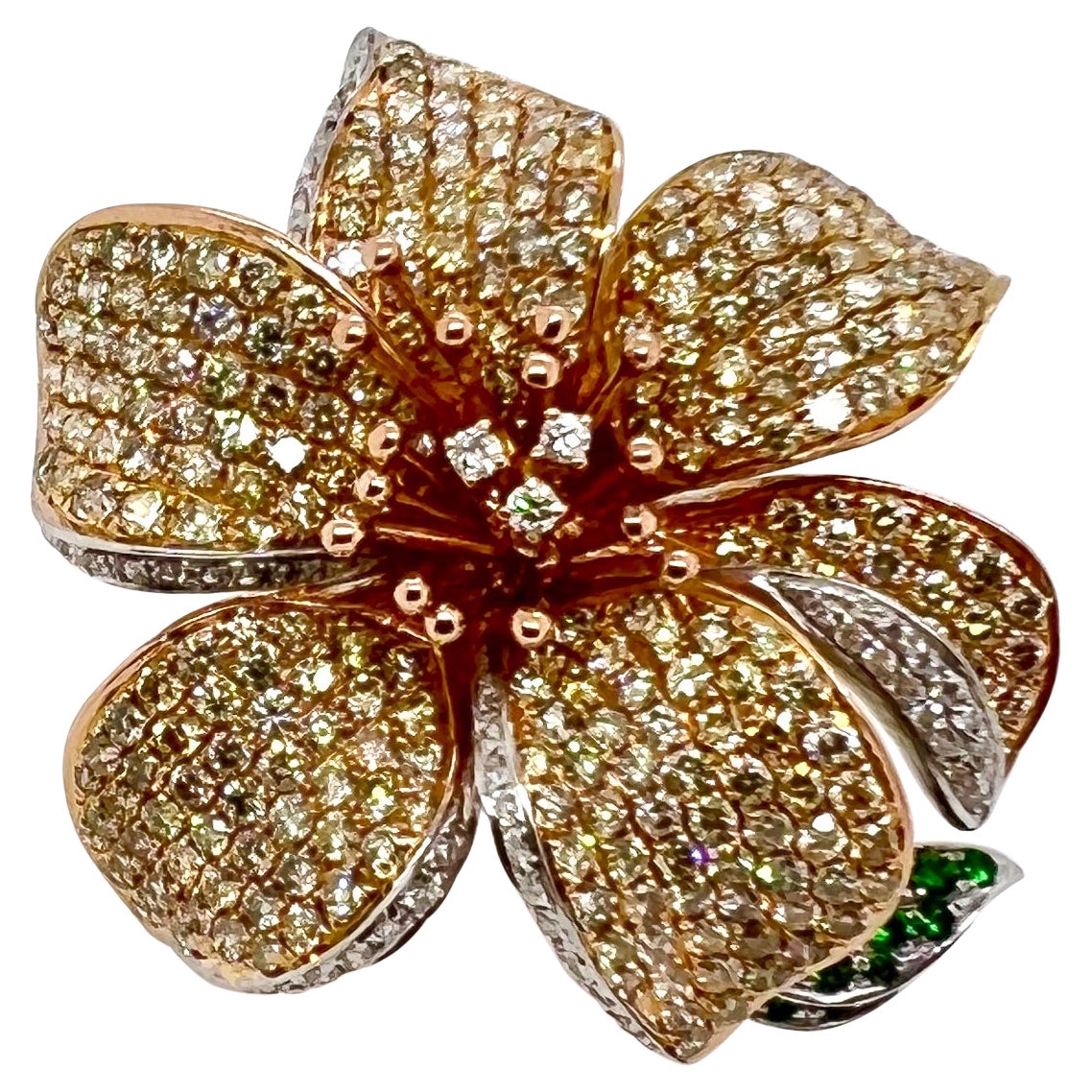 Bague fleur en or rose et blanc 18 carats avec diamants multicolores et grenats verts