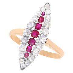 Anello da cocktail in oro rosa con rubino antico e 1,42 carati di diamanti