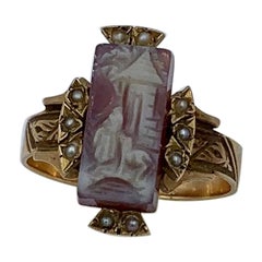Bague camée victorienne en or 14 carats avec perles représentant une femme et un chien