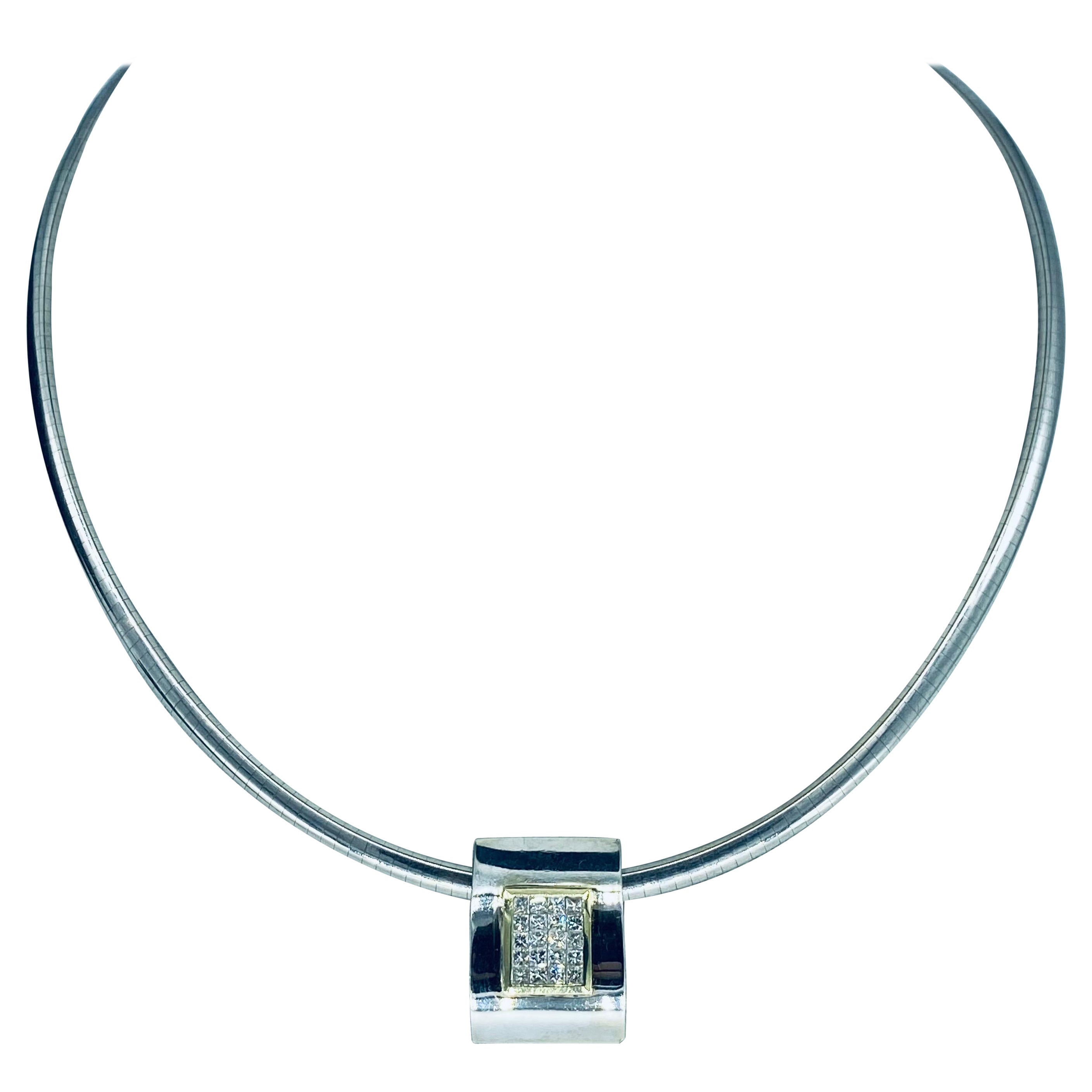 18 Karat Weißgold-Halskette mit 2,03 Karat Diamanten und SELTENem Omega-Anhänger im Angebot