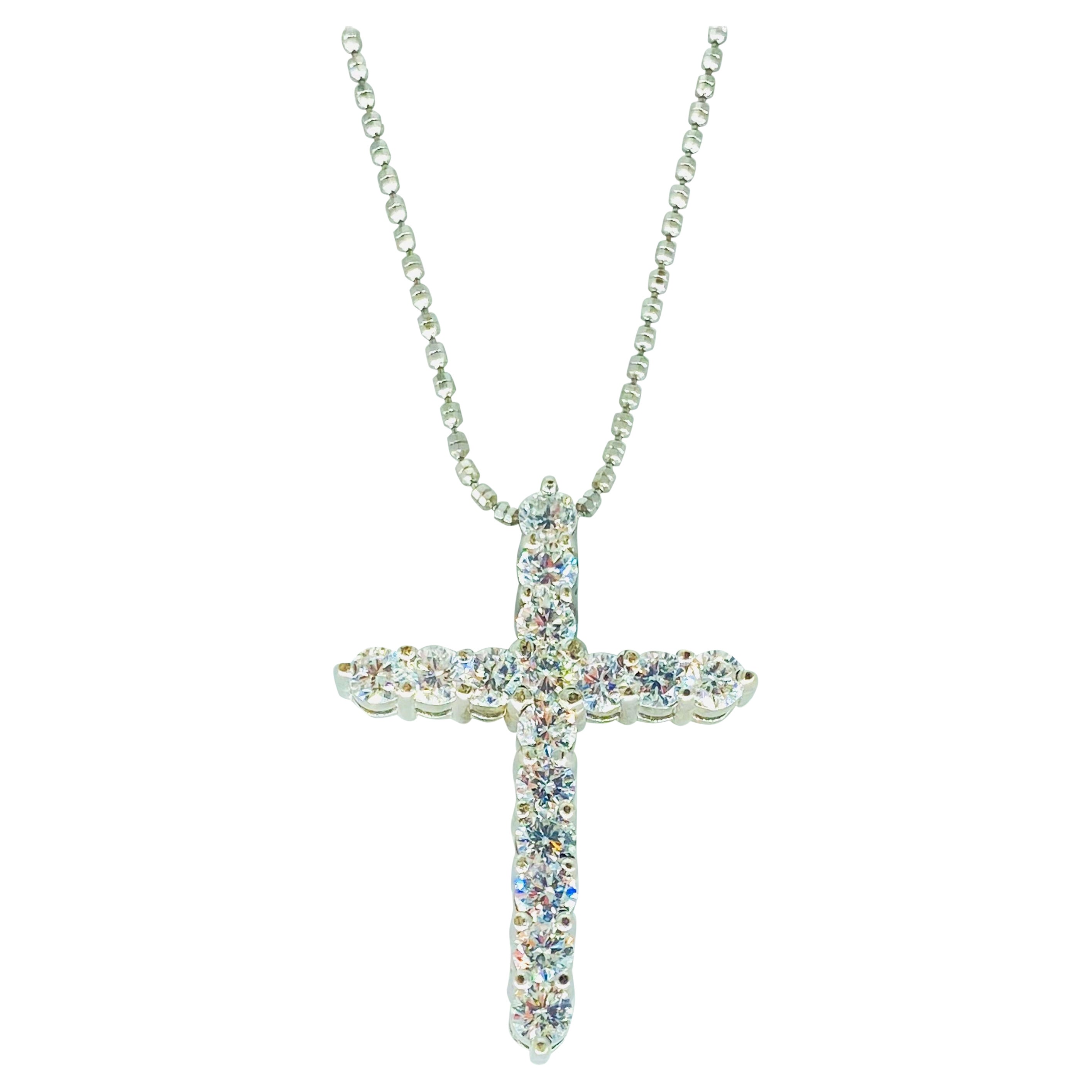 Pendentif moderne en forme de croix en or blanc 14 carats avec diamants ronds de 2,25 carats