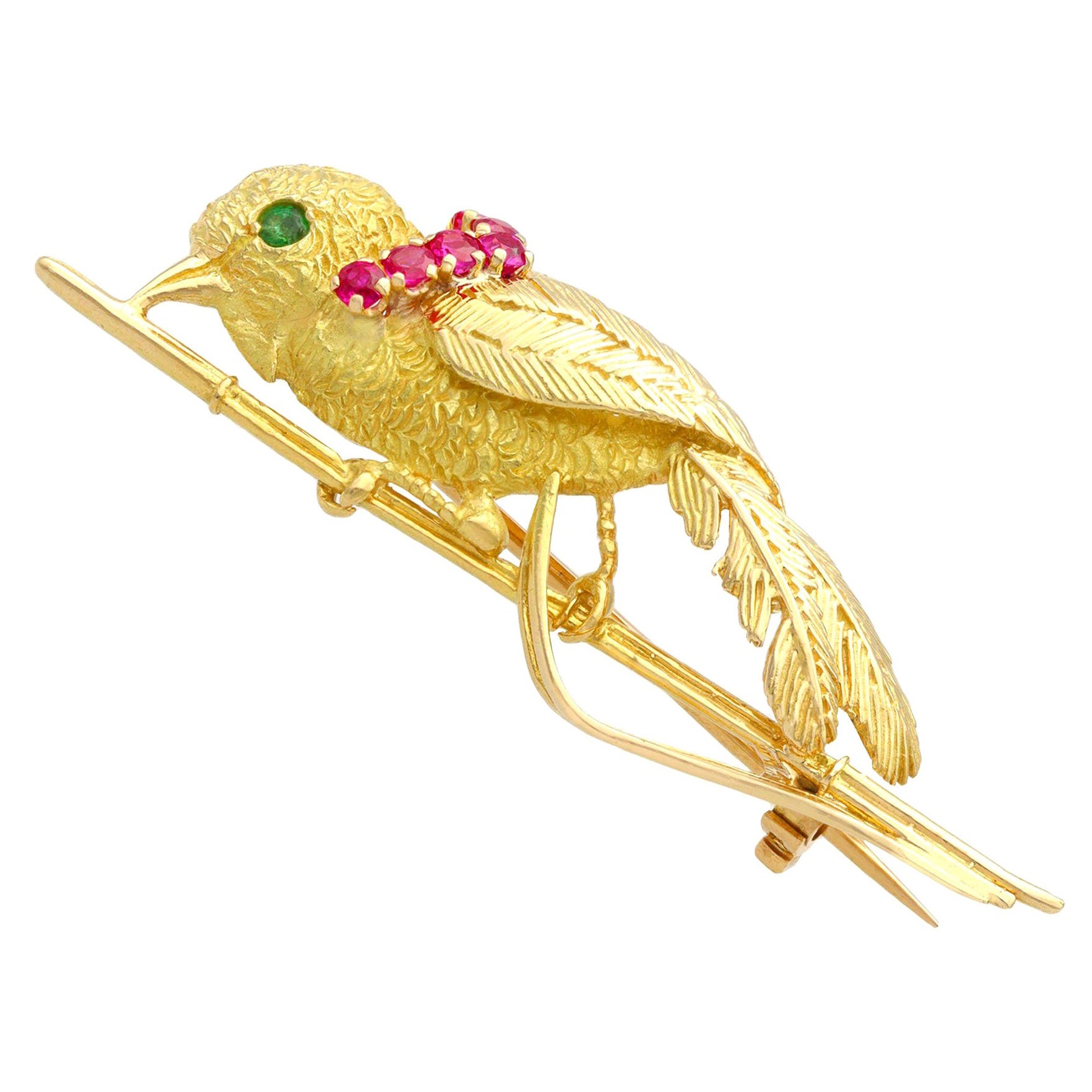 Broche oiseau française vintage en or jaune 18 carats, rubis et émeraudes