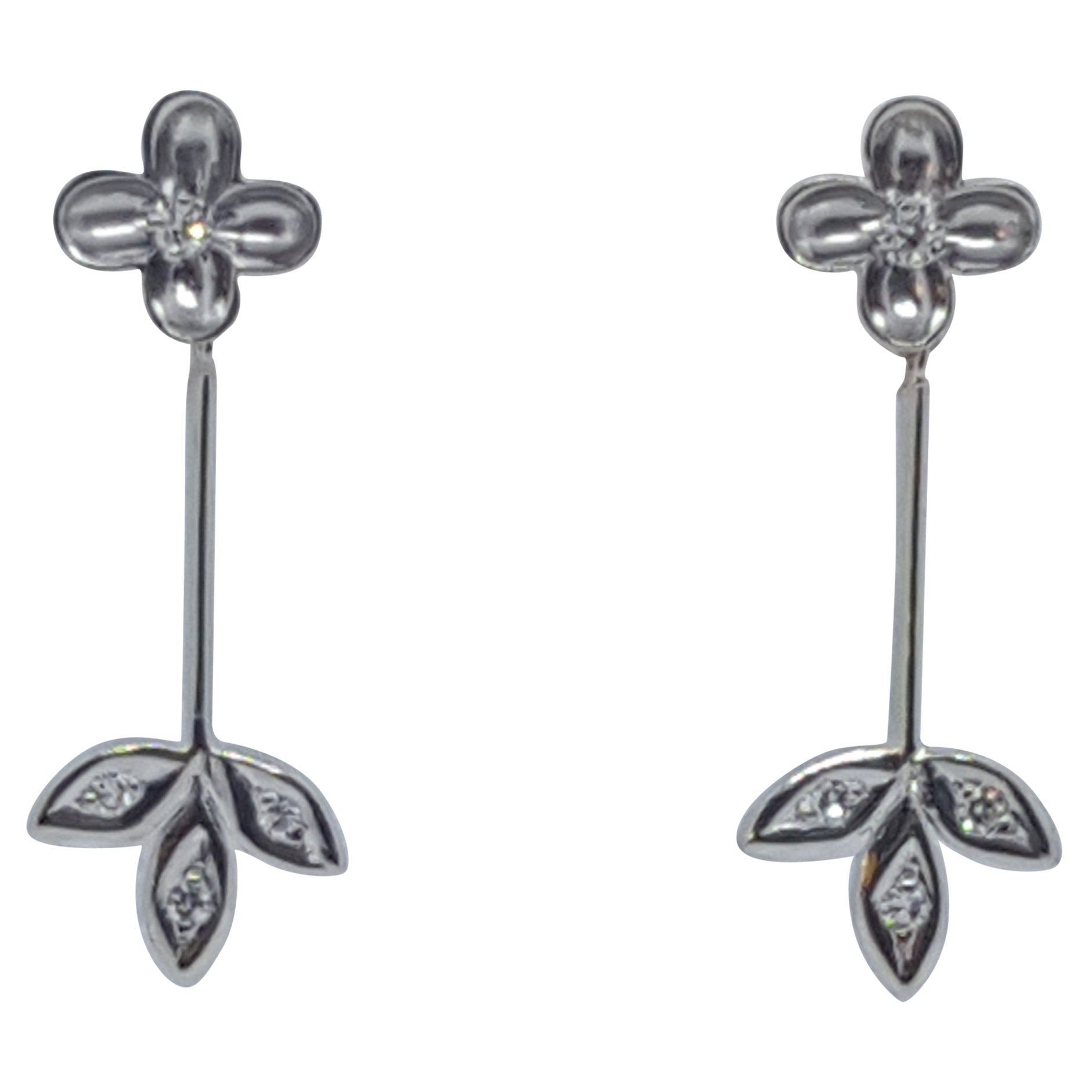 Pendants d'oreilles en or blanc 14 carats à motifs floraux et diamants, comme neufs, fermoir à vis au dos