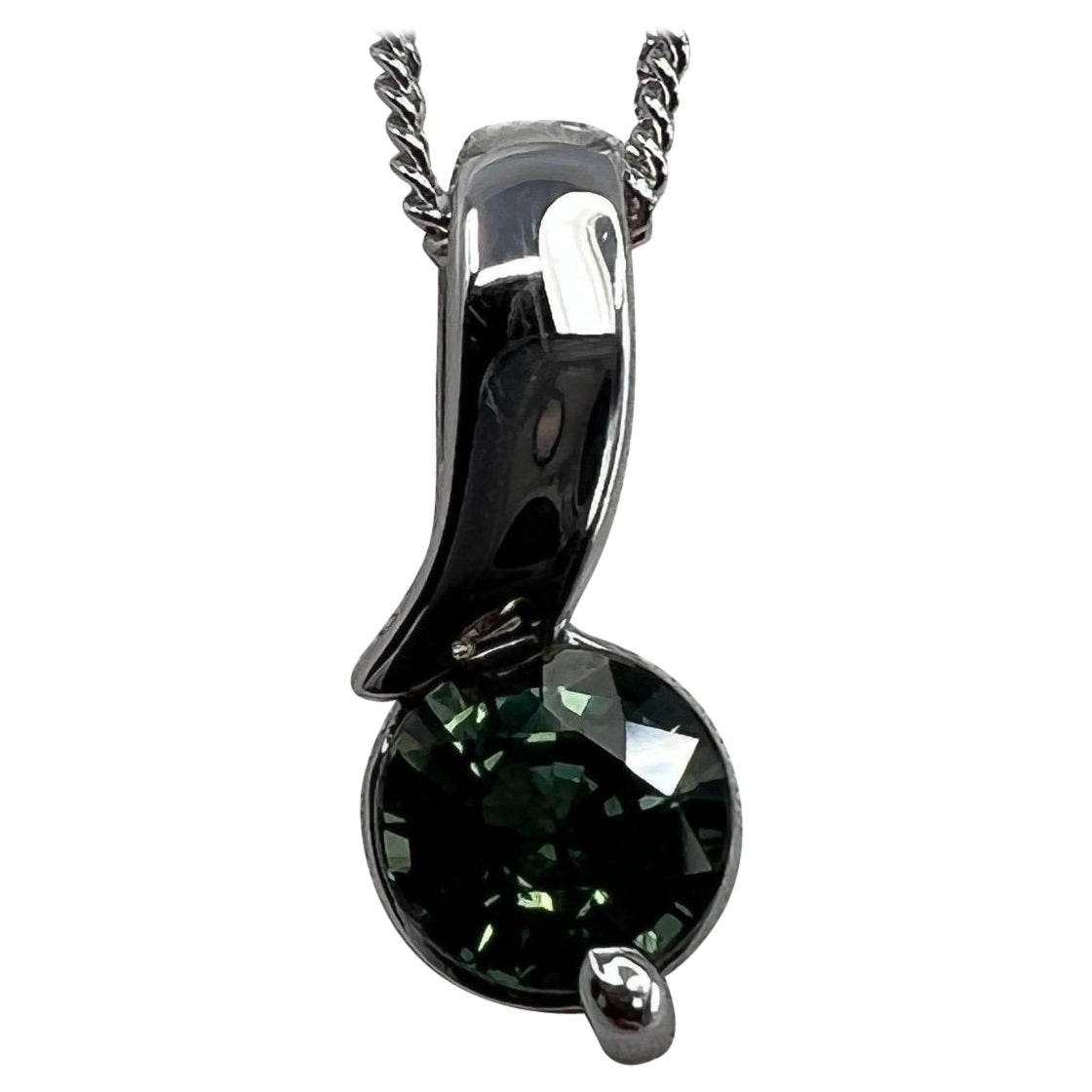 Colgante solitario de zafiro australiano verde vivo azul sin tratar de oro blanco de 18k en venta