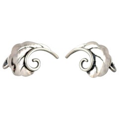 Retro Georg Jensen style. A pair of leaf-shaped ear clips in sterling silver.