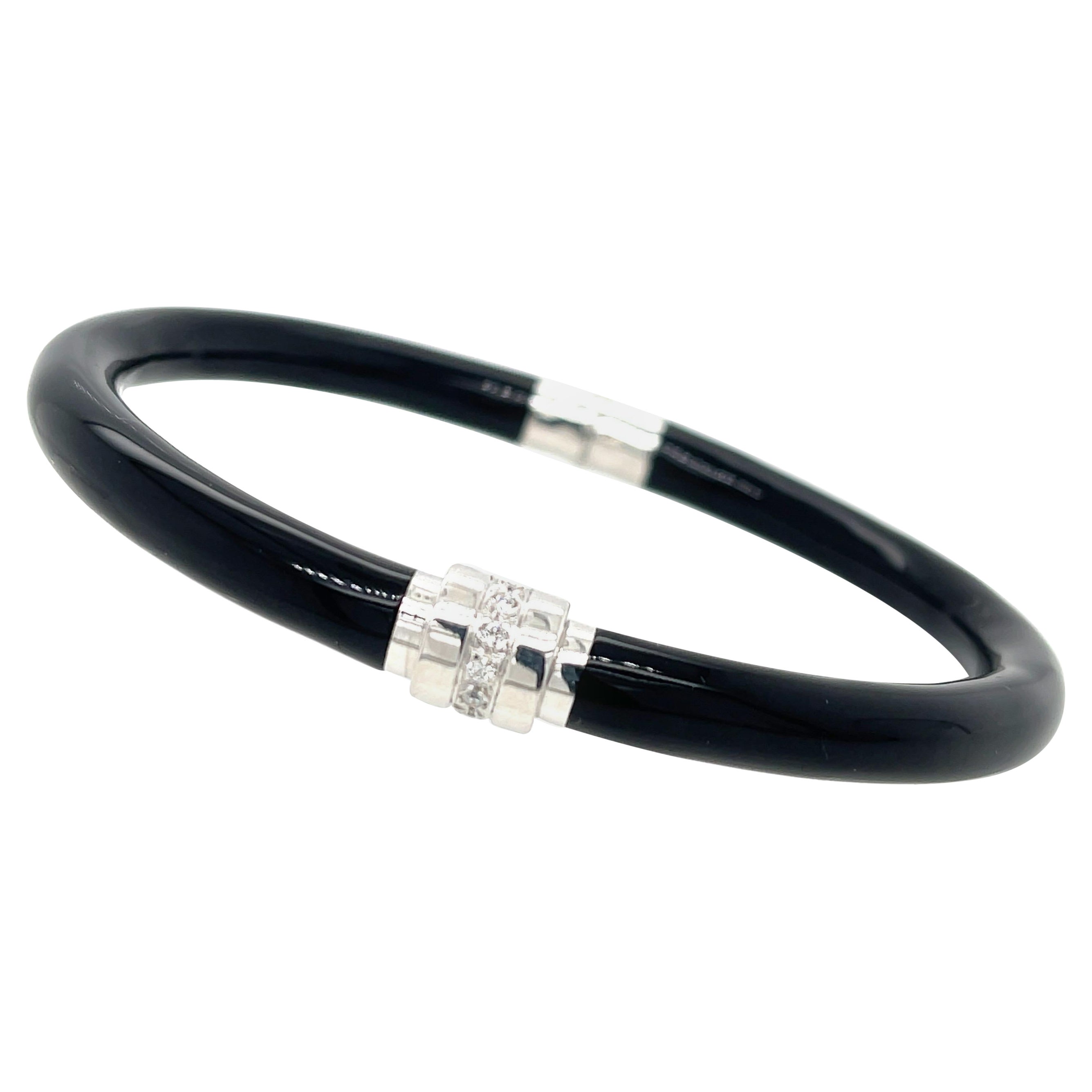 Soho 18 Karat White Gold Diamond and Enamel Bangle Bracelet For Sale at