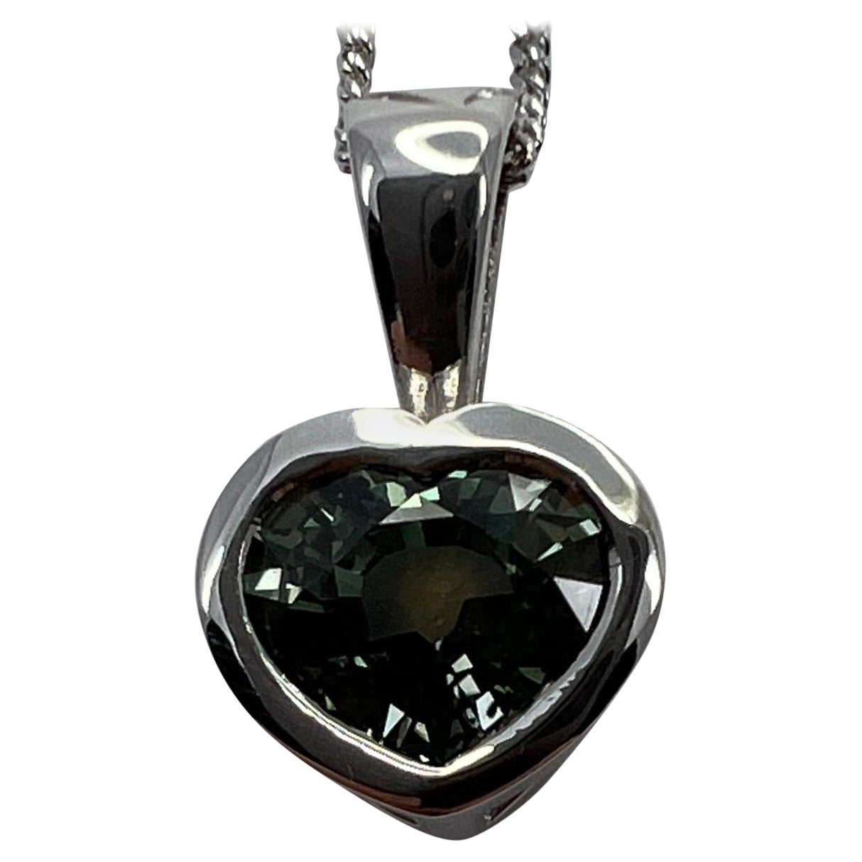 1.73ct IGI Certified Colour Change Untreated Sapphire Heart Cut 18k Gold Pendant For Sale