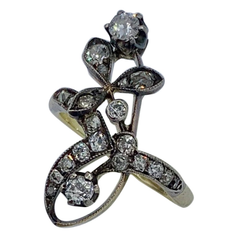Russischer Jugendstil-Verlobungsring mit Diamantblume im Altminenschliff aus 14 Karat Gold im Angebot
