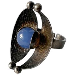 Elis Kauppi Bague moderniste finlandaise Pod en argent sterling et calcédoine